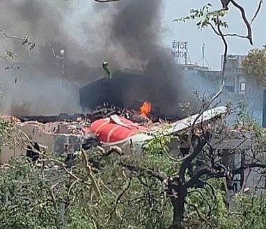 এয়ার ইন্ডিয়ার বিমানটি আছড়ে পড়ার পর আগুন ধরে যায়