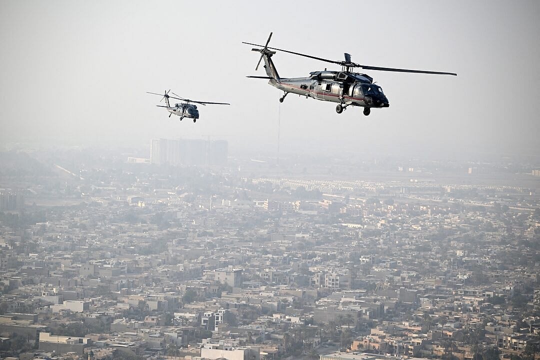 বাগদাদের আকাশে অ্যান্টনি ব্লিঙ্কেনকে বহনকারী সিকোরস্কি ব্ল্যাক হক হেলিকপ্টার মার্কিন দূতাবাসের পথে উড়ে যাচ্ছে। ১৩ ডিসেম্বর ২০২৪