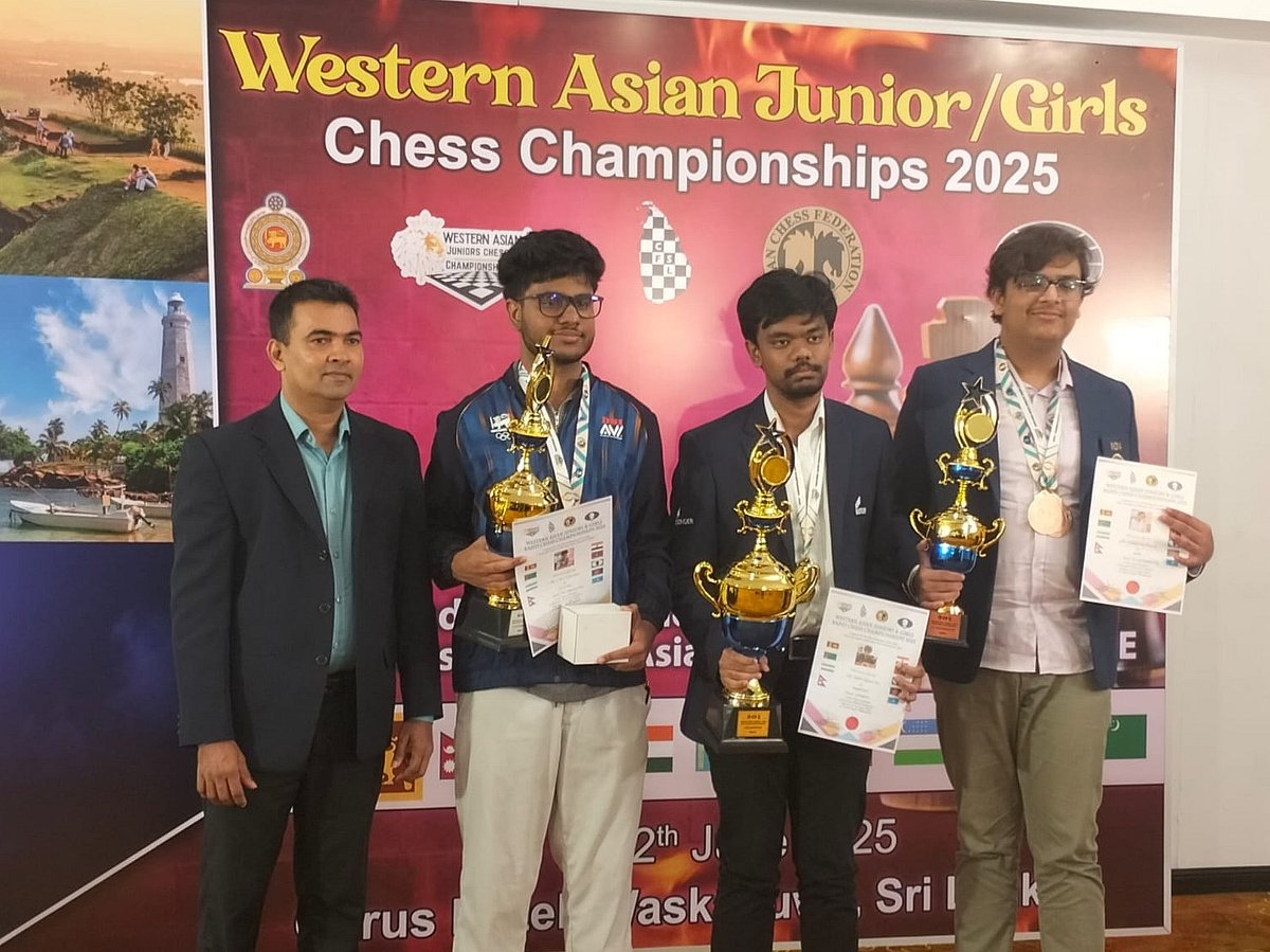 চ্যাম্পিয়ন হওয়ার ট্রফি হাতে তাহসিন তাজওয়ার জিয়া (বাঁ থেকে তৃতীয়)