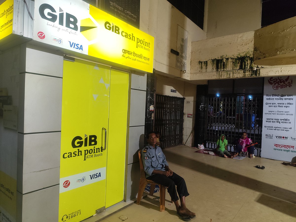 বেসরকারি ব্যাংকটির এটিএম বুথের নিয়োজিত নিরাপত্তাকর্মী জানান, সেখানে কয়েক দিন ধরেই টাকা নেই। তিনি বসে বসে বুথ পাহারা দিচ্ছেন। গতকাল রাতে কুমিল্লা রেলস্টেশন এলাকায়