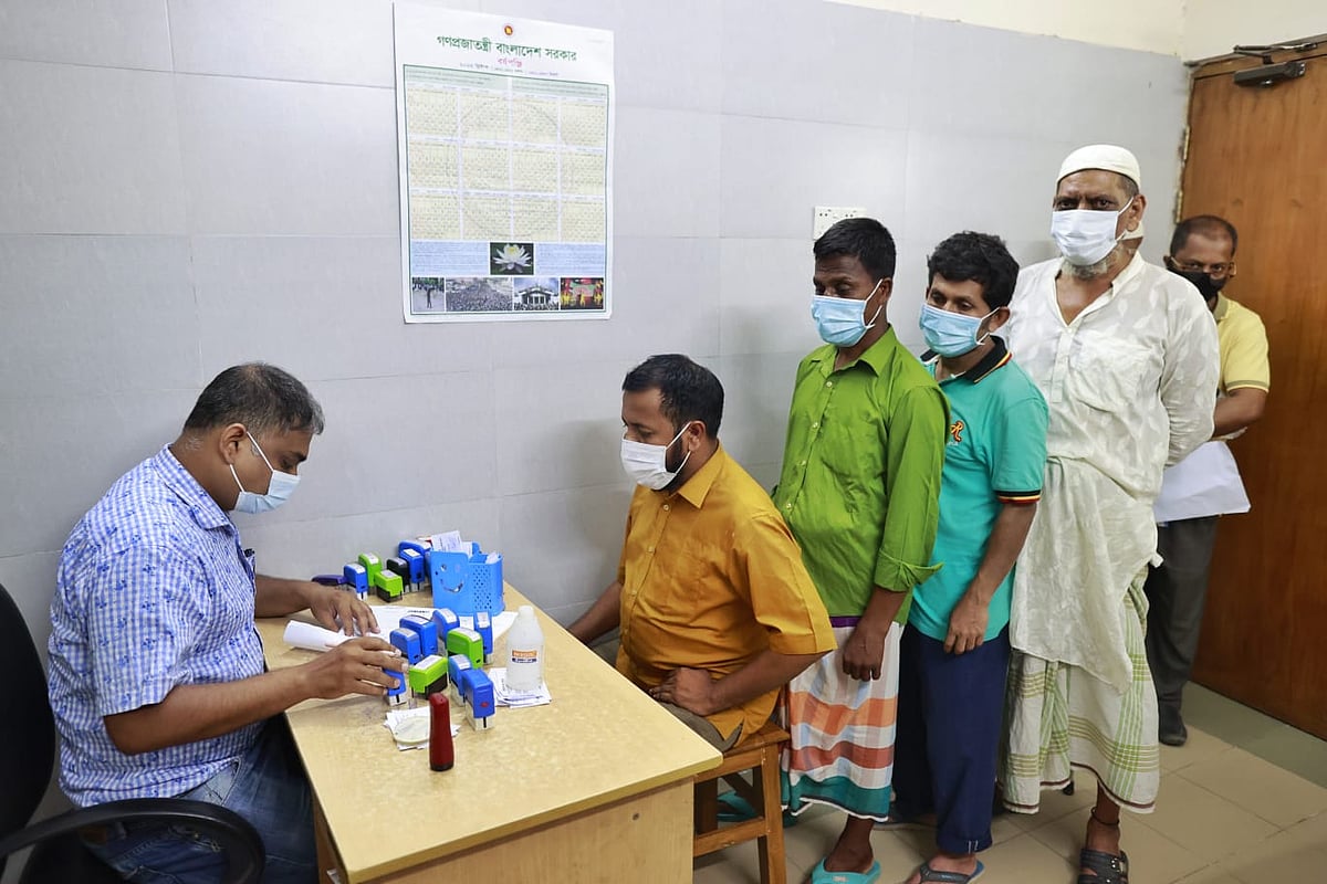 বহির্বিভাগ থেকে চিকিৎসাসেবা দেওয়া হচ্ছে। জাতীয় চক্ষুবিজ্ঞান ইনস্টিটিউট ও হাসপাতাল, ঢাকা, আগারগাঁও, ১২ জুন