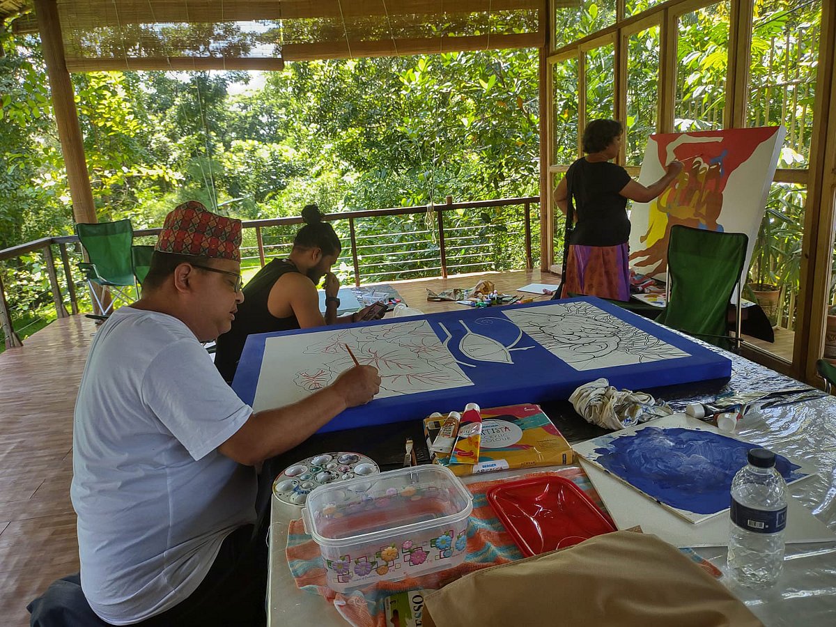 চট্টগ্রামের মিরসরাইয়ের সোনাপাহাড়ে ১৫ শিল্পীকে নিয়ে চলছে তিনদিনের আর্ট ক্যাম্প। আয়োজনের দ্বিতীয় দিনে ছবি আঁকায় মগ্ন শিল্পীরা। আজ দুপুরে চট্টগ্রামের মিরসরাইয়ের সোনাপাহাড়ে