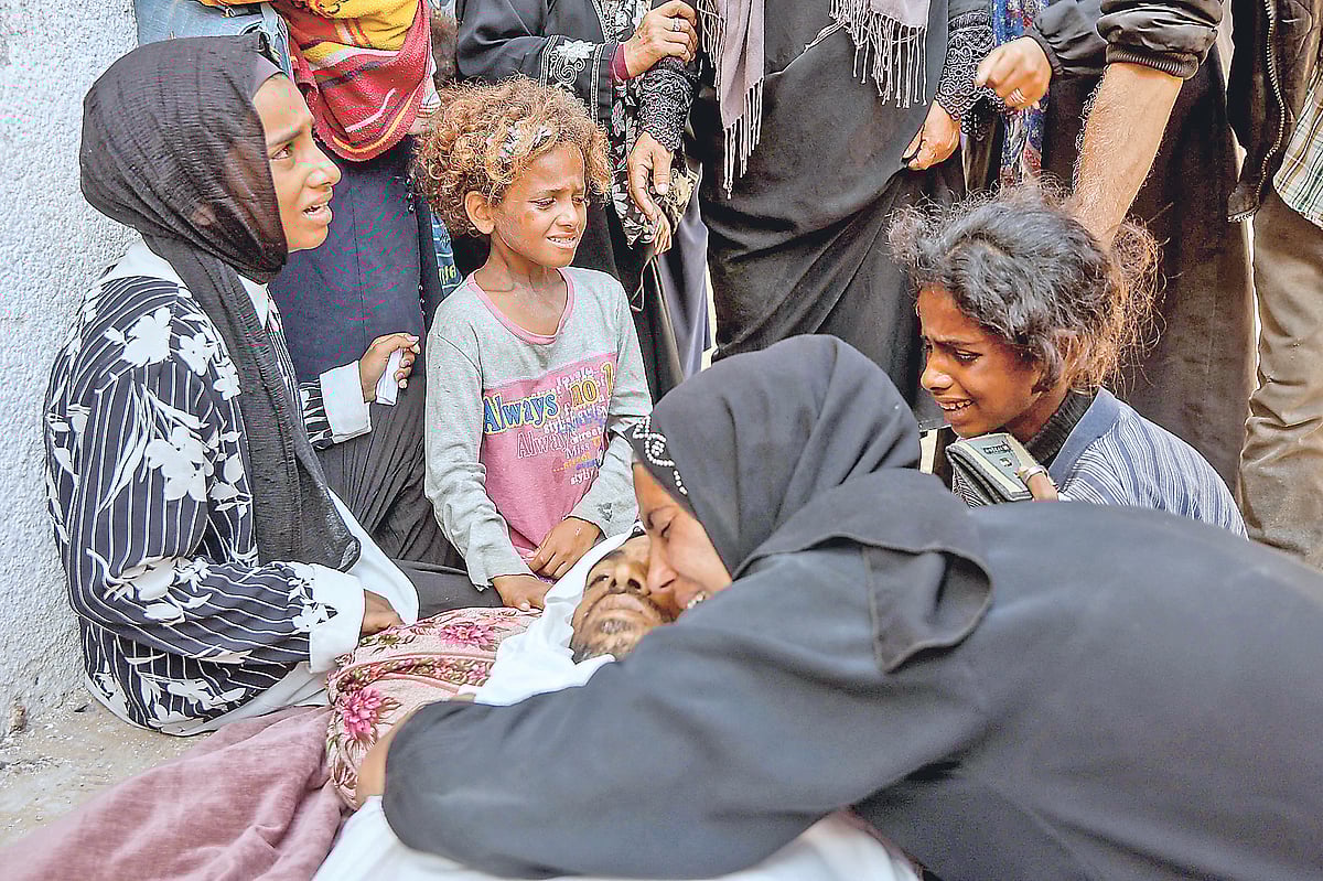 ইসরায়েলি হামলায় নিহত এক ফিলিস্তিনির লাশ জড়িয়ে শিশুকন্যা ও স্বজনদের আহাজারি। গতকাল গাজা নগরীর আল-শিফা হাসপাতালে