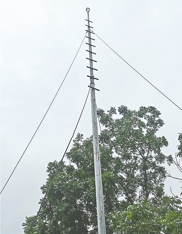 সুনামগঞ্জের বিশ্বম্ভরপুর উপজেলার সলুকাবাদ ইউনিয়ন পরিষদ ভবনের ছাদে স্থাপন করা বজ্রনিরোধক দণ্ড। এটি সচল, না অচল কেউ জানে না। সম্প্রতি তোলা