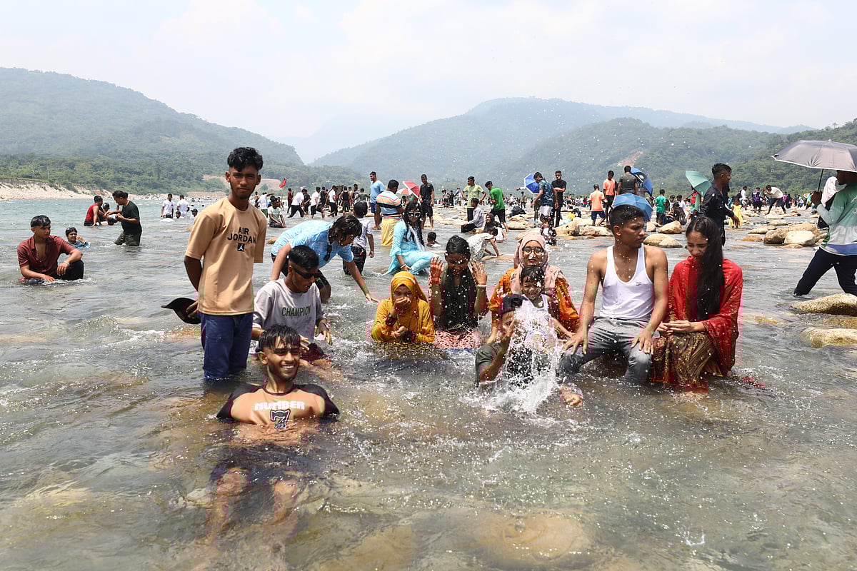 এবারের ঈদের ছুটিতে সিলেটের বিভিন্ন পর্যটনকেন্দ্রে উপচে পড়া ভিড় হয়েছে। এসব জায়গায় জল-পাথর আর পাহাড়ের প্রাকৃতিক সৌন্দর্য উপভোগ করেন দেশের নানা এলাকা থেকে আসা পর্যটকেরা। সম্প্রতি সিলেটের কোম্পানীগঞ্জ উপজেলার ভোলাগঞ্জ সাদাপাথর পর্যটনকেন্দ্রে