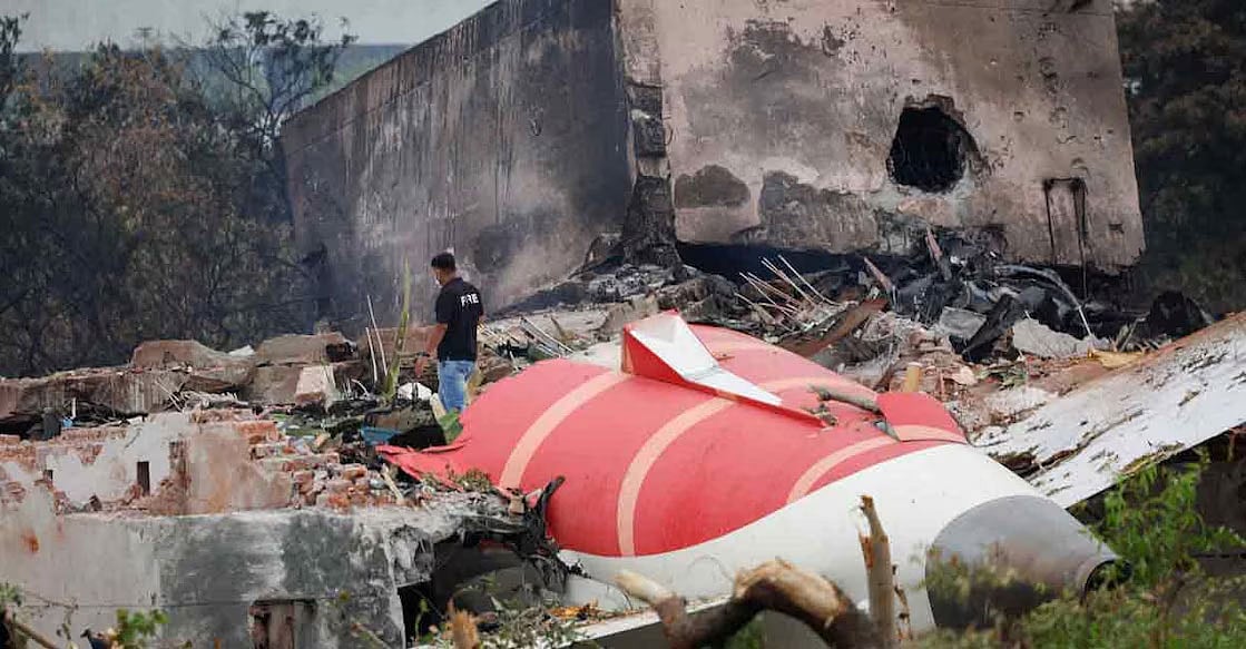 আহমেদাবাদে বিধ্বস্ত উড়োজাহাজের ধ্বংসাবশেষ