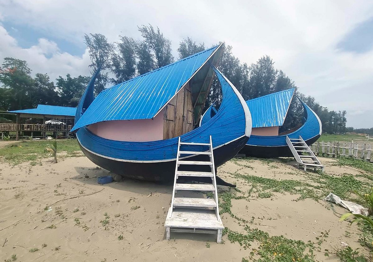 কক্সবাজার-টেকনাফ মেরিন ড্রাইভ সড়কের উখিয়া সোনারপাড়া সৈকত এলাকায় নৌকার ওপর নির্মাণ করা হয়েছে রিসোর্ট। সম্প্রতি তোলা