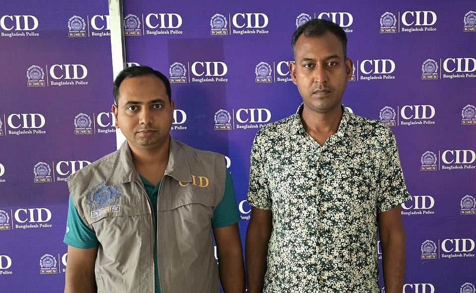 চট্টগ্রামের শাহ আমানত বিমানবন্দর থেকে গ্রেপ্তার করা হয়েছে মুহাম্মদ আলমগীর হোছাইনকে