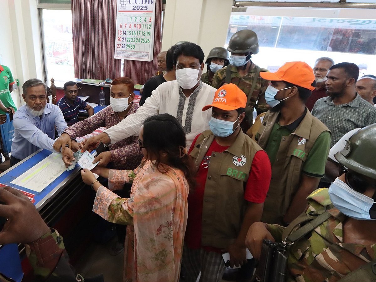 যাত্রীদের কাছ থেকে ভাড়া হিসেবে আদায় করা অতিরিক্ত অর্থ ফেরত দেওয়া হয়। আজ দুপুরে রাজশাহী নগরের শিরোইল এলাকার ঢাকা বাস টার্মিনালে