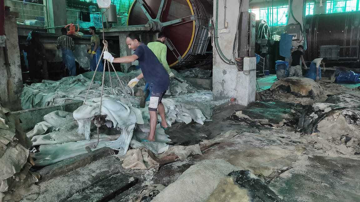 পশম ছাড়ানোর জন্য পশুর চামড়া বিশালকায় ড্রামের ভেতর ২৪ ঘণ্টা রাখার পর বের করে আনা হচ্ছে। এরপর কয়েক ধাপে প্রক্রিয়াকরণের মাধ্যমে চামড়াকে ওয়েটব্লু চামড়ায় পরিণত করা হবে। গত বৃহস্পতিবার সাভারের মদিনা ট্যানারিতে