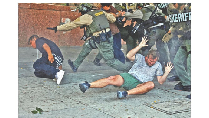 লস অ্যাঞ্জেলেসে বুধবার আইনশৃঙ্খলা রক্ষাকারী বাহিনীর সঙ্গে বিক্ষোভকারীদের সংঘর্ষ