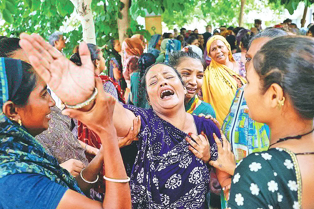 উড়োজাহাজ বিধ্বস্তে মারা যাওয়া ১৪ বছরের আকাশ পাটনির স্বজনের আহাজারি। গতকাল আহমেদাবাদের একটি হাসপাতালে