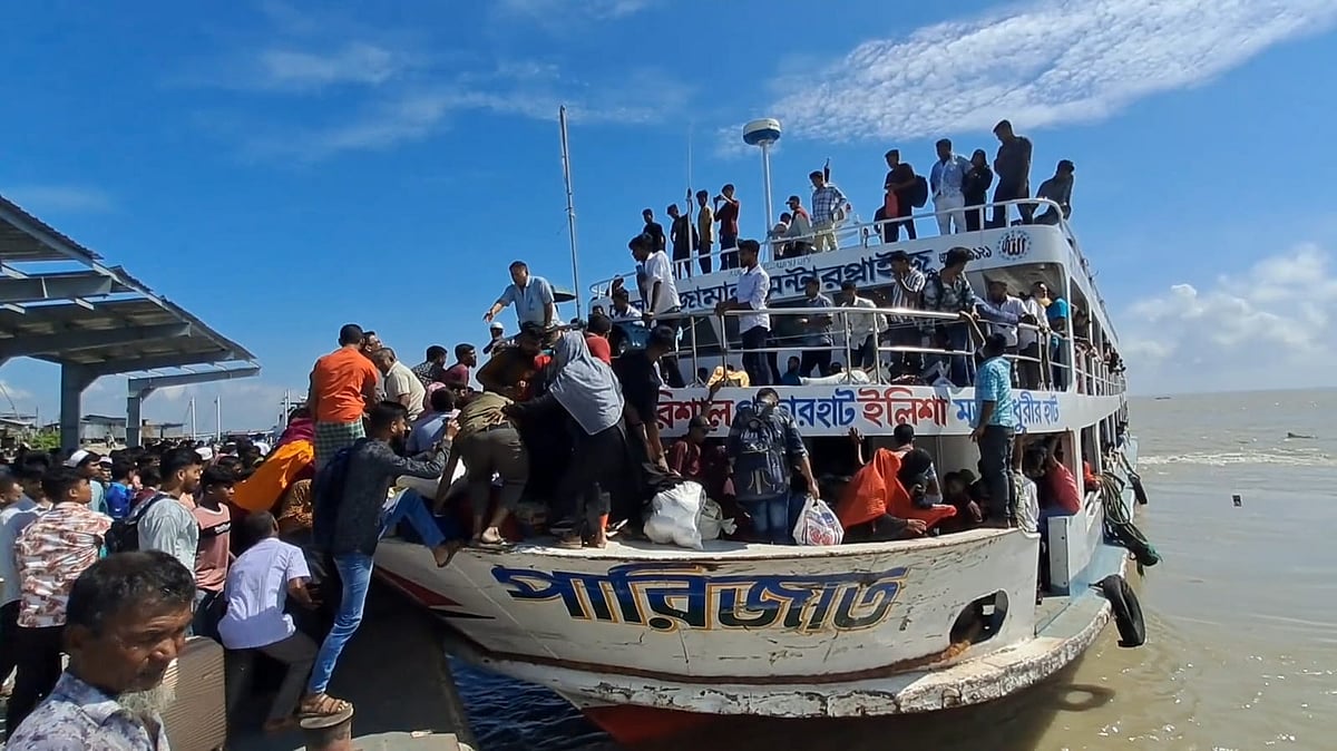 ভোলার ইলিশা লঞ্চঘাটে যাত্রীদের তুলনায় নৌযানের অনেক কম। কোনো লঞ্চ বা নৌযান পেলেই যাত্রীরা হুড়মুড়িয়ে উঠে পড়েন। গতকাল তোলা