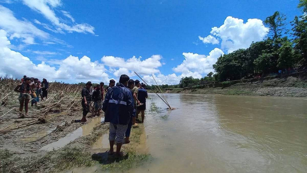 আলীকদম উপজেলা সদর থেকে পাঁচ কিলোমিটার দূরে তৈনখালের আমতলি ঘাট এলাকায় ভাসমান অবস্থায় লাশটি পাওয়া যায়