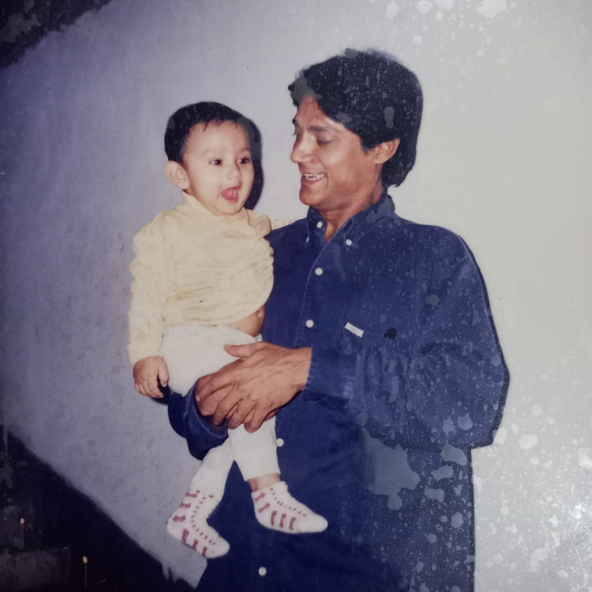 প্রয়াত ফুটবলার মোনেম মুন্নার কোলে তাঁর ছেলে আজমান সালিদ