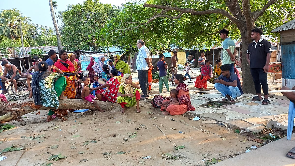 দিনাজপুরের বিরামপুর পৌর পশুহাট এলাকায় আদালতের নির্দেশনায় বস্তি উচ্ছেদের পর খোলা আকাশের নিচে অবস্থান করছিলেন সেখানকার বাসিন্দারা। গতকাল বৃহস্পতিবার দুপুরে