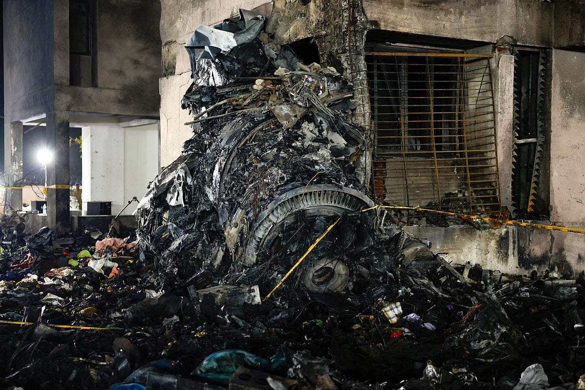 বোয়িং ৭৮৭ মডেলের ধ্বংসাবশেষ। ভারতের আহমেদাবাদে, ১২ জুন ২০২৫