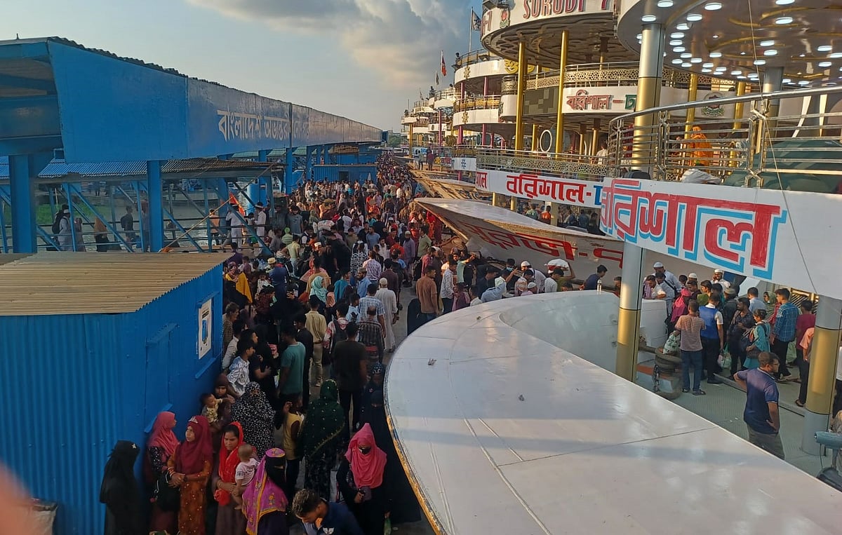 ঈদের পর বরিশাল নদীবন্দরে কর্মস্থলমুখী যাত্রীদের ঢল। শুক্রবার বিকেলে বরিশাল নদীবন্দরে