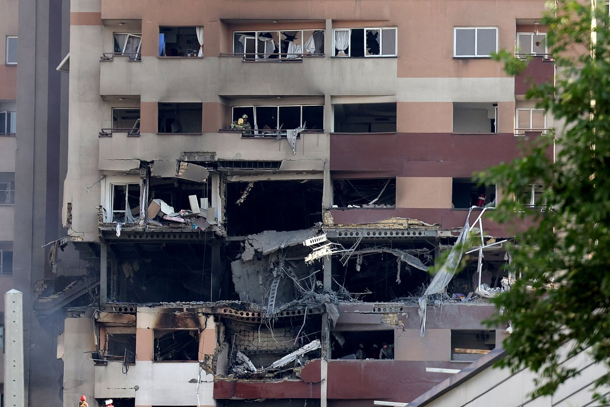 ইরানের তেহরানে ইসরায়েলি হামলায় বিধ্বস্ত একটি ভবন