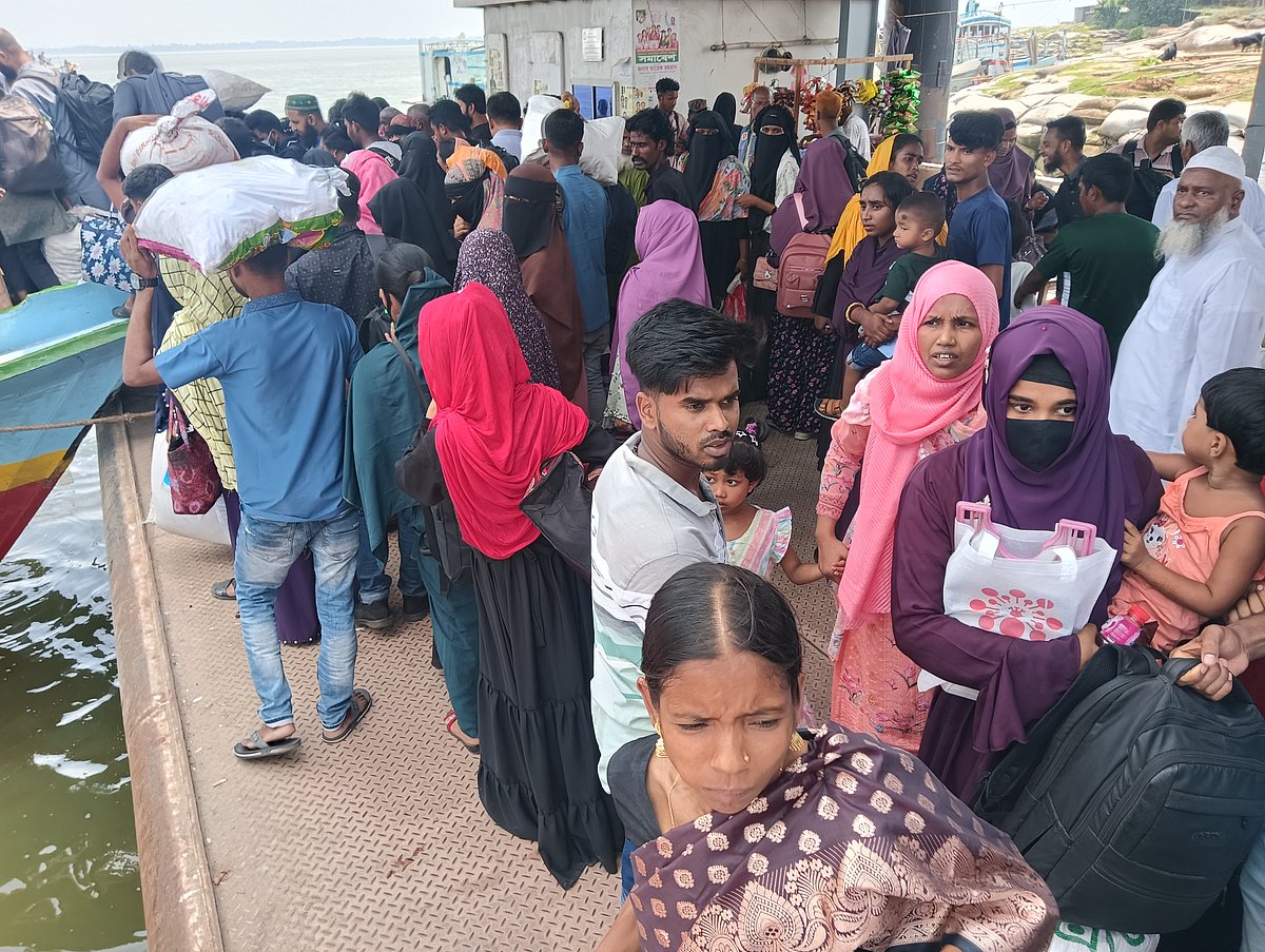 ঈদের ছুটি শেষে কর্মস্থলে ফিরতে শুরু করেছেন মানুষ। রাজবাড়ীর দৌলতদিয়া লঞ্চঘাটে ভীড়। আজ শুক্রবার