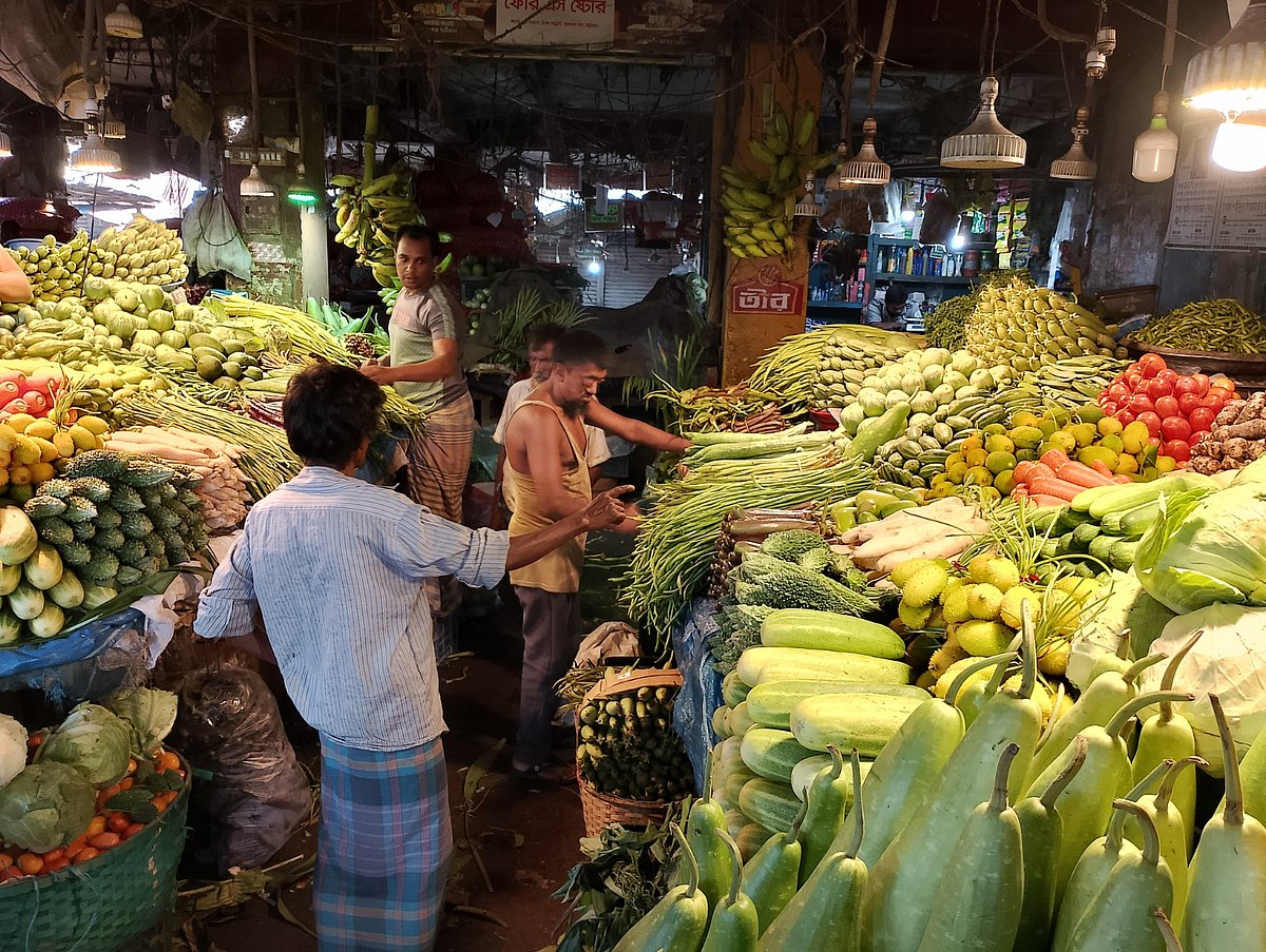 নগরের কাট্টলী কাঁচাবাজারে বেচাকেনা চলছে। আজ দুপুরে