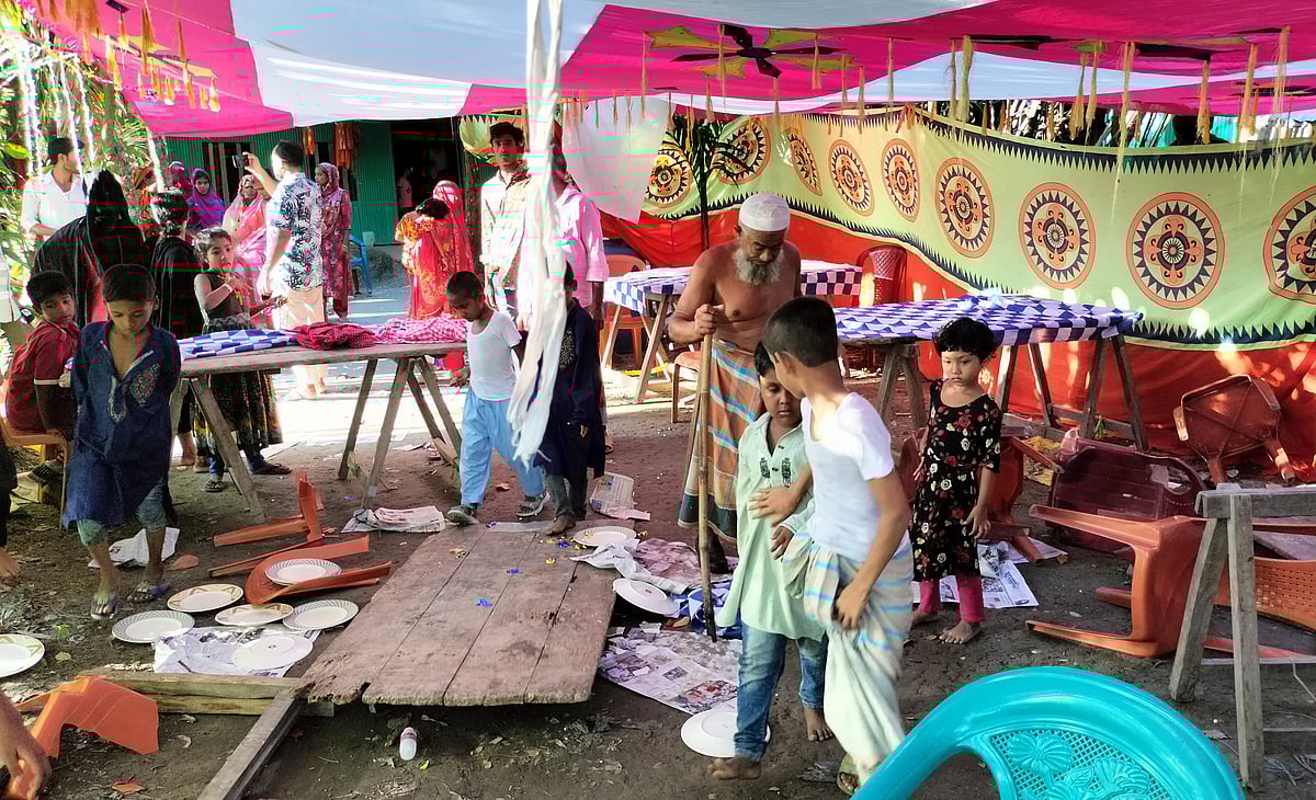 বরপক্ষের হামলায় পণ্ড হয়ে যায় খাওয়াদাওয়ার আয়োজন। গতকাল বৃহস্পতিবার ভোলার লালমোহন উপজেলার ঘোলপাড় এলাকায়