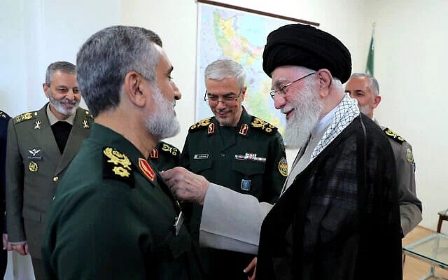 তেহরানে আয়োজিত এক অনুষ্ঠানে ইসলামিক রেভল্যুশনারি গার্ড কমান্ডার জেনারেল আমির আলী হাজিজাদেহকে পদক পরিয়ে দিচ্ছেন আয়াতুল্লাহ খামেনি। ৬ অক্টোবর, ২০২৪