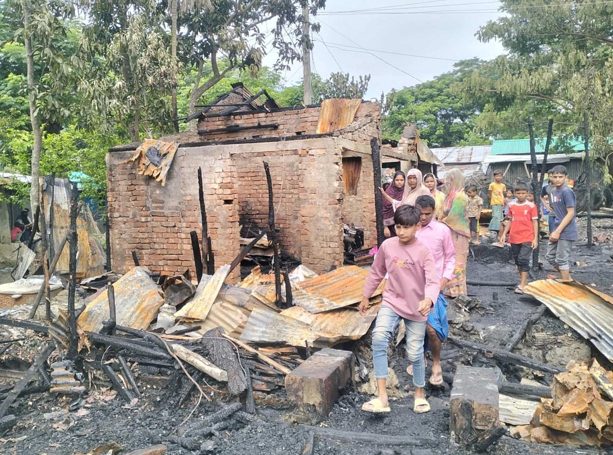 আগুনে পুড়ে যাওয়া ঘর