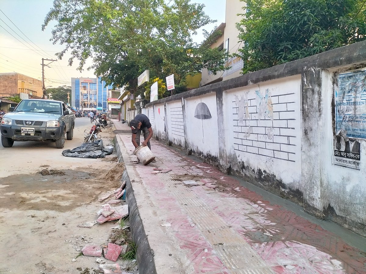 শ্রীমঙ্গলে ফুটপাতে টাইলস বসানোর কাজে অনিয়মের অভিযোগ উঠেছে। গতকাল বৃহস্পতিবার