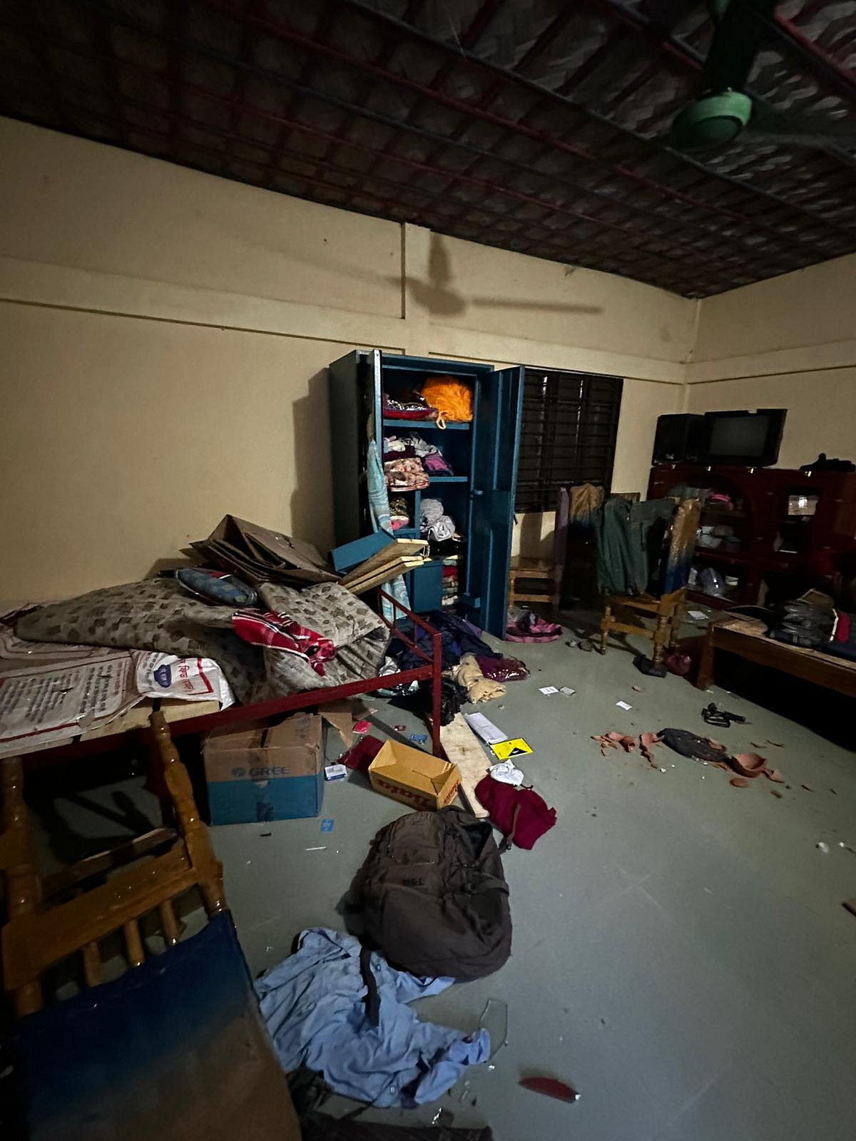 সিলেটের ওসমানীনগরে প্রবাসীর বাড়িতে হামলা-লুটপাটের সময় ভাঙচুর করা আসবাবপত্র। শুক্রবার সকালে