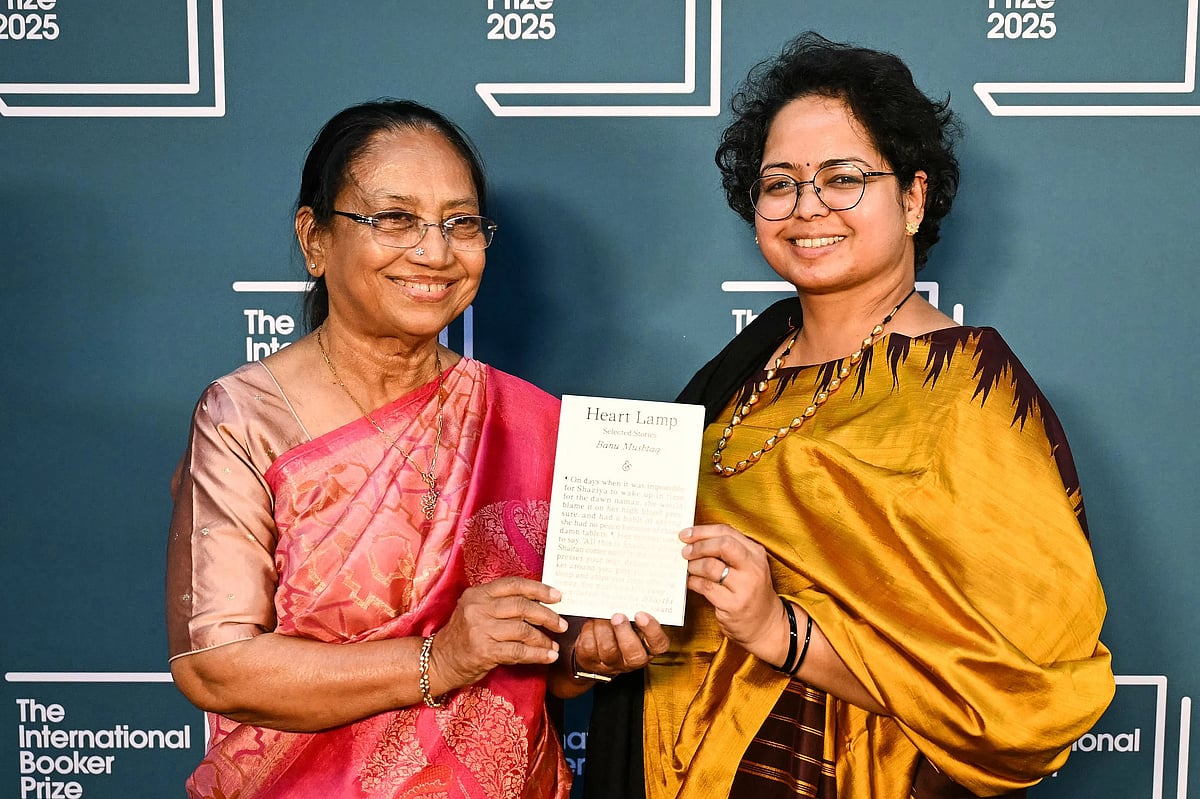 লেখক বানু মুশতাক (বাঁয়ে) ও অনুবাদক দীপা ভাস্তি