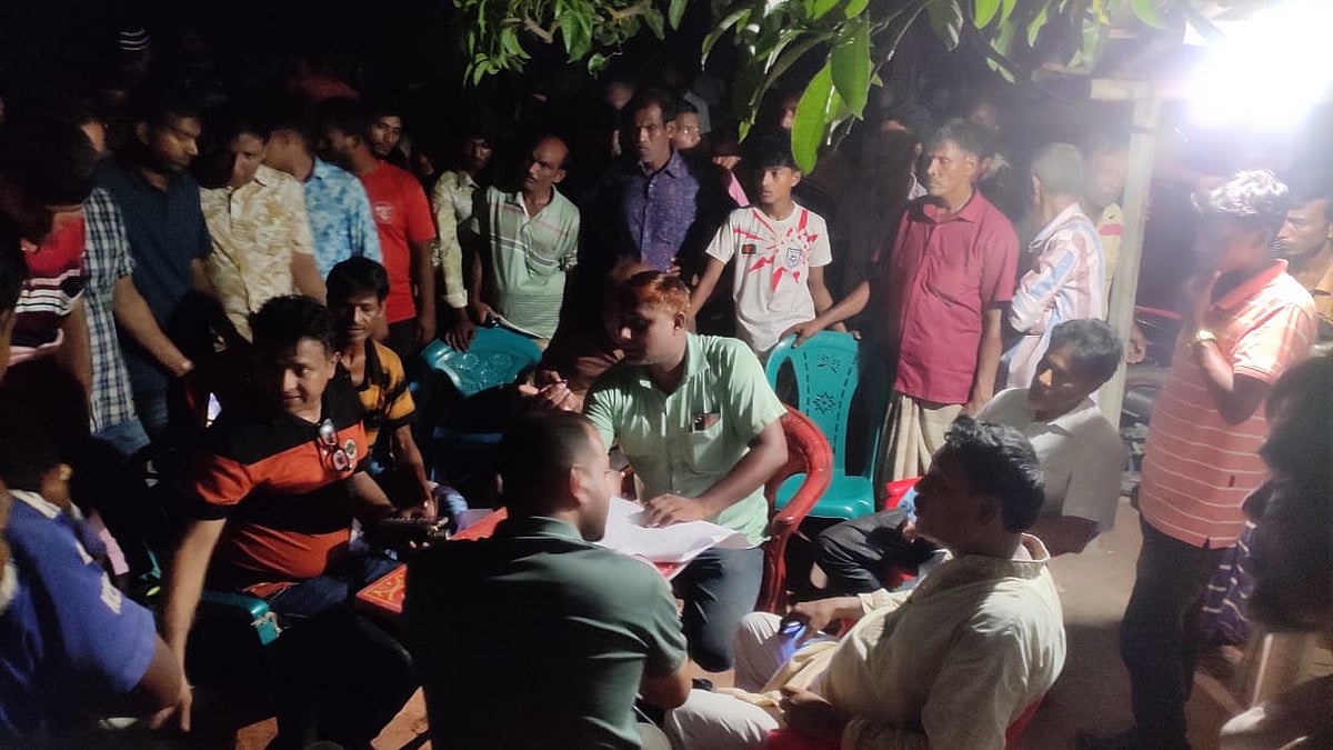 নিখোঁজ ব্যক্তির লাশ উদ্ধারের খবরে ঘটনাস্থলে মানুষের ভিড়। গতকাল বৃহস্পতিবার রাতে রাজশাহীর বাগমারার হাসনিপুর এলাকায়