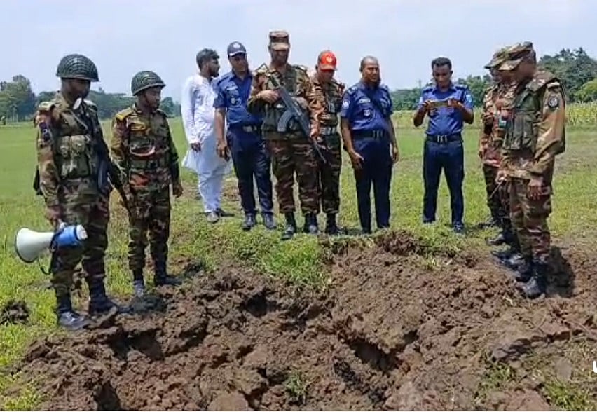 সুনামগঞ্জে মরিচখেতে পাওয়া গ্রেনেড নিষ্ক্রিয় করার পর সেই স্থান গর্ত হয়ে গেছে। আজ শুক্রবার দুপুরে বিশ্বম্ভরপুর উপজেলার চালবন গ্রামে