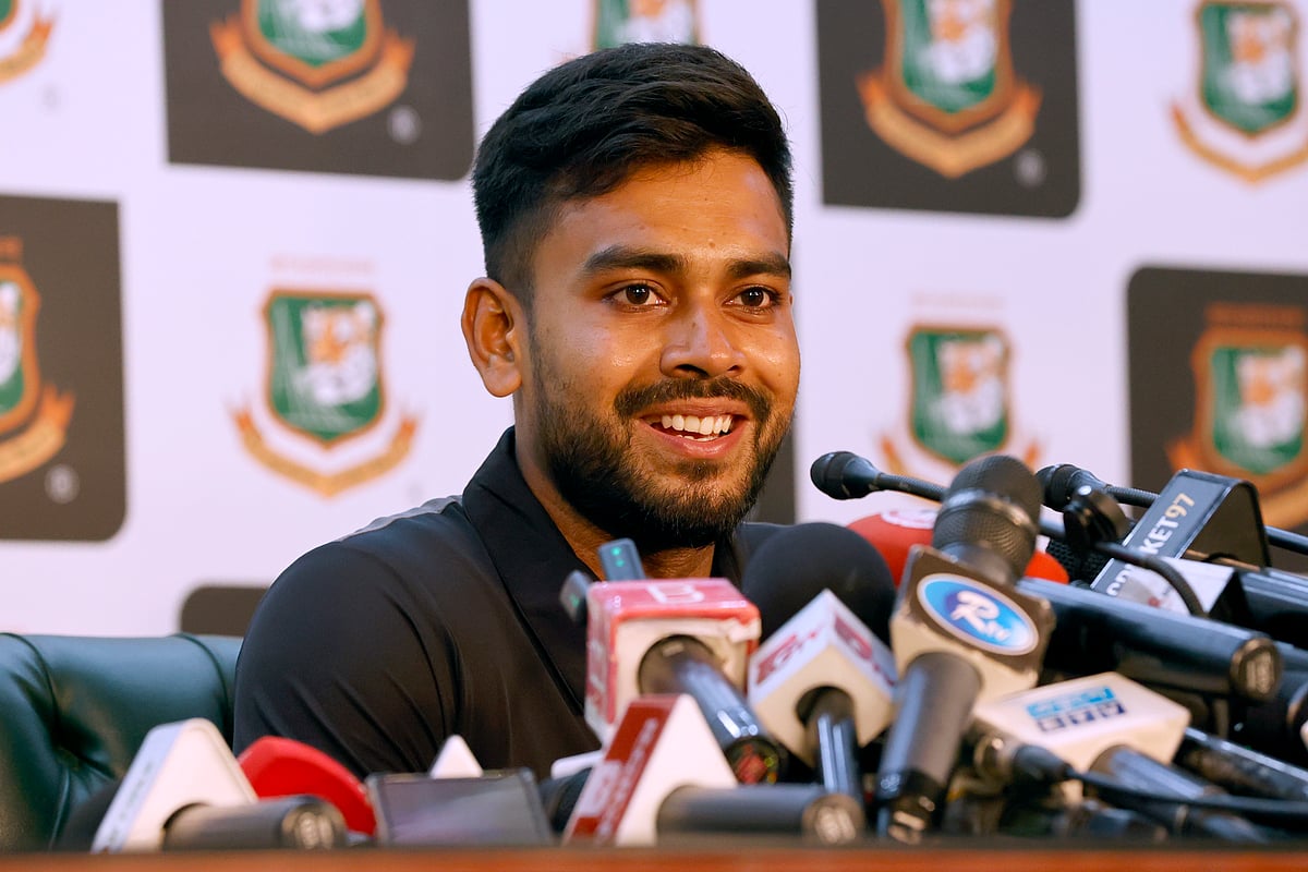 সংবাদ সম্মেলনে মেহেদী হাসান মিরাজ