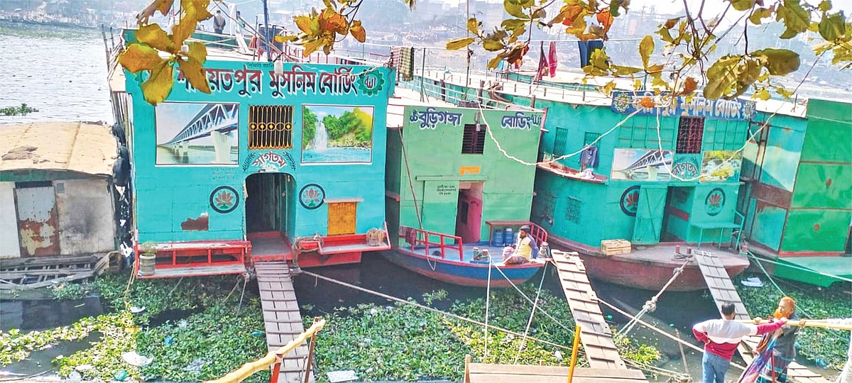 দেখতে লঞ্চের মতো হলেও আদতে এগুলো স্থির কাঠামো। ভাসমান এই বোর্ডিংগুলোতে শ দেড়েক বোর্ডার থাকেন। সম্প্রতি রাজধানীর মিটফোর্ড ঘাটে