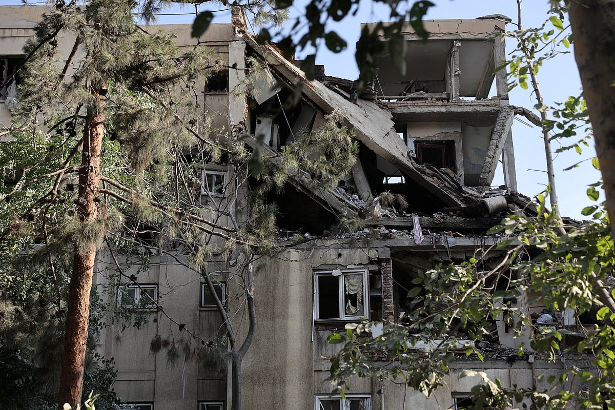 ইসরায়েলের হামলায় ক্ষতিগ্রস্ত একটি ভবন। ইরানের রাজধানী তেহরানে, ১৩ জুন ২০২৫