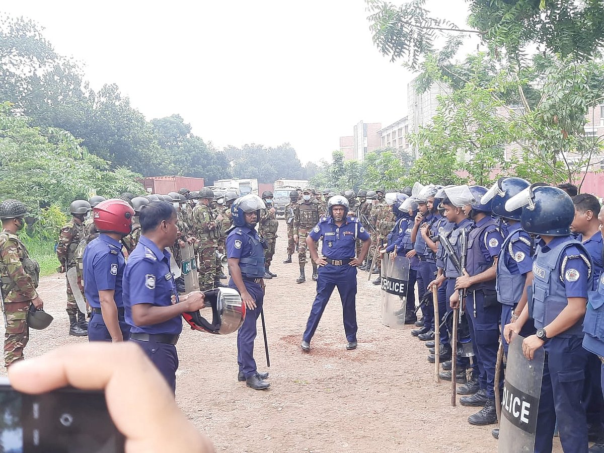 শ্রীপুরে ডিজাইনটেক্স কারখানার সামনে শ্রমিক বিক্ষোভ দমনে আইনশৃঙ্খলা রক্ষাকারী বাহিনী। শনিবার দুপুরে উপজেলার বেড়াইদেরচালা গ্রামে