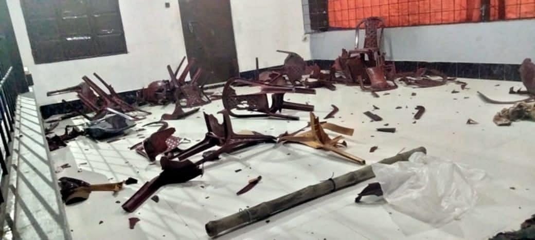 ফেনীর সোনাগাজীতে চক্ষু চিকিৎসকের চেম্বারে হামলা চালিয়ে ভাঙচুর করা হয় আসবাব ও দরজা জানালা। গতকাল রাতে তোলা