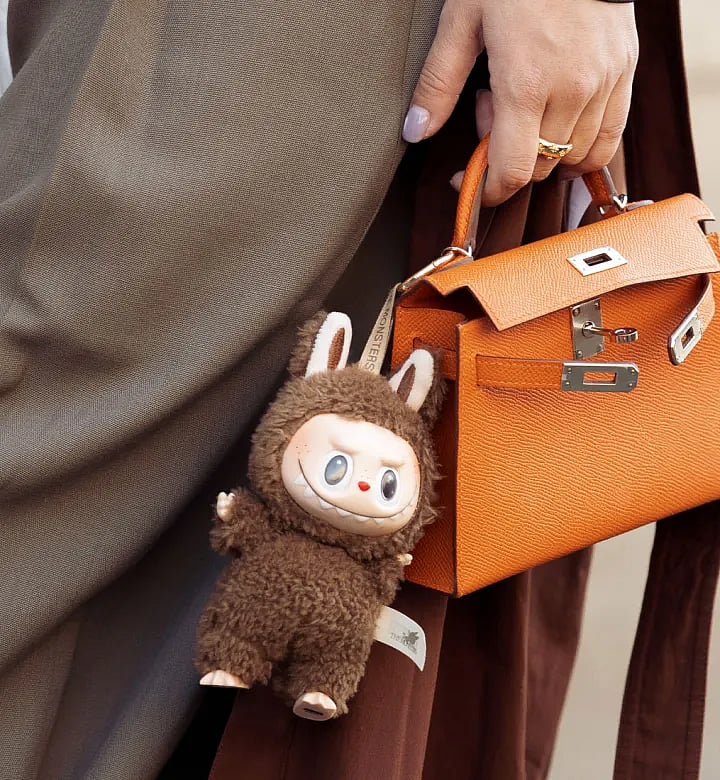 হাতব্যাগে ঝুলাছে চীনা পুতুল লাবুবু