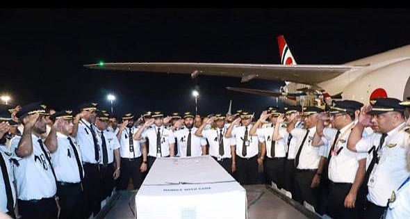 কফিনের পাশে দাঁড়িয়ে ক্যাপ্টেন সাইফুজ্জামানকে স্যালুট দিচ্ছেন সহকর্মী পাইলটরা