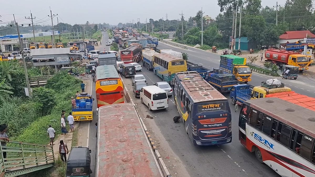 যমুনা সেতুর পূর্ব প্রান্তে টাঙ্গাইল অংশে প্রায় ১৪ কিলোমিটার দীর্ঘ যানজটের সৃষ্টি হয়েছে। আজ শনিবার