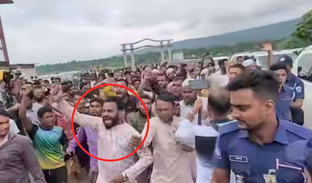 উপদেষ্টাদের গাড়ি আটকে বিক্ষোভের সময় পূর্ব জাফলং ইউনিয়ন ছাত্রদলের সভাপতি আজির উদ্দিন (গোল চিহ্নিত)