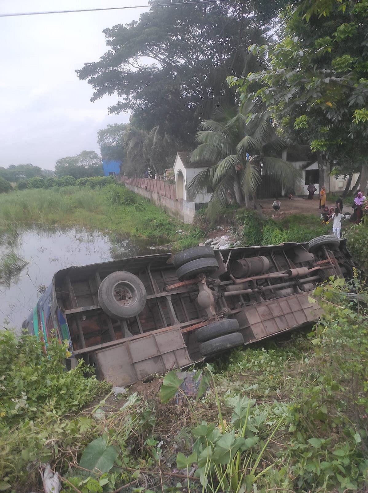 ঢাকা-চট্টগ্রাম মহাসড়কের কুমিল্লার দাউদকান্দি যাত্রীবাহী বাস নিয়ন্ত্রণ হারিয়ে সড়কের পাশের খাদে পড়ে গেছে।  আজ শনিবার