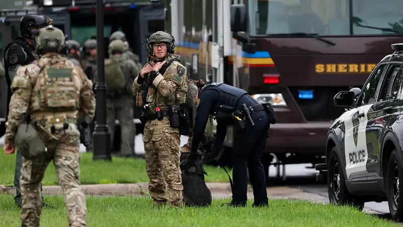 বন্দুকধারীর হামলার পর ঘটনাস্থলে নিরাপত্তা বাহিনীর সদস্যরা। মিনেসোটা অঙ্গরাজ্যের মিনিয়াপোলিস শহরের ব্রুকলিন পার্কের উপকণ্ঠে, ১৪ জুন, ২০২৫