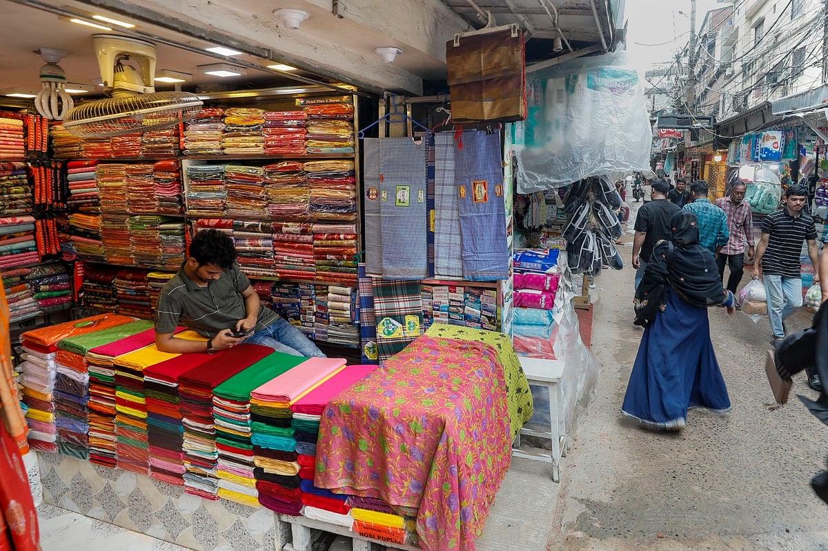 চট্টগ্রাম শহরের অন্যতম পুরোনো ঐতিহ্যবাহী বাণিজ্যকেন্দ্র রিযাজউদ্দিন বাজারে সারা বছরই ভিড় লেগে থাকে। শতাধিক ধরনের পণ্যের এই বাজারে বছরে হাজার কোটি টাকারও বেশি কেনাবেচা হয়