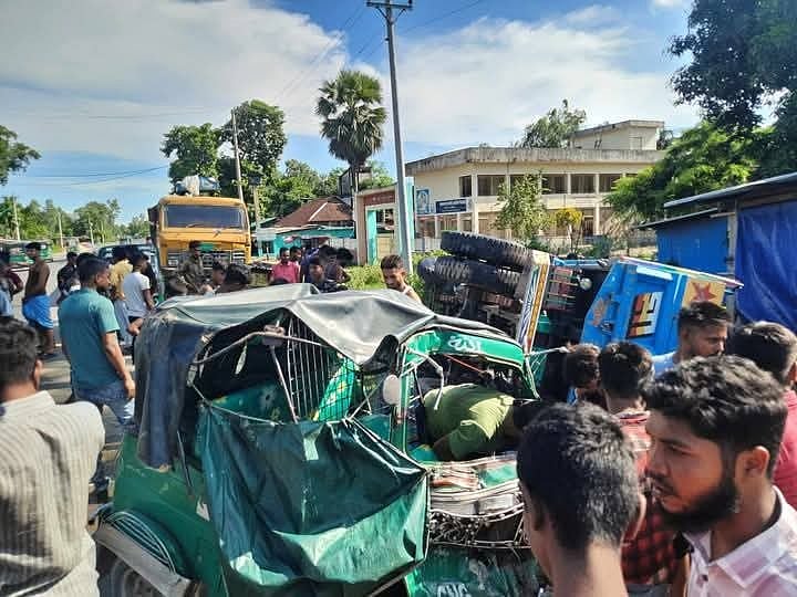 চট্টগ্রামের মিরসরাইয়ের বালু বোঝাই পিকাপের ধাক্কায় ক্ষতিগ্রস্ত সিএনজিচালিত অটোরিকশা