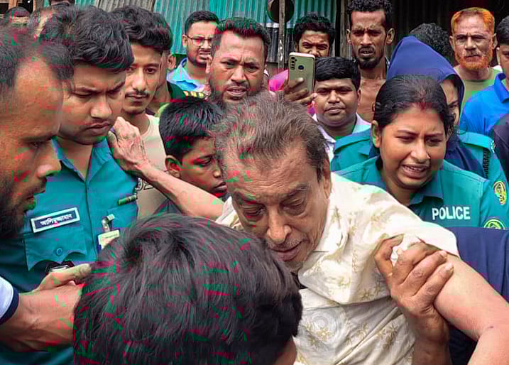 খুলনা মহানগর আওয়ামী লীগের সহসভাপতি বেগ লিয়াকত আলীকে নগরের ফুলবাড়িগেট বাজারে পেটানোর পর পুলিশে দিয়েছেন একদল লোক