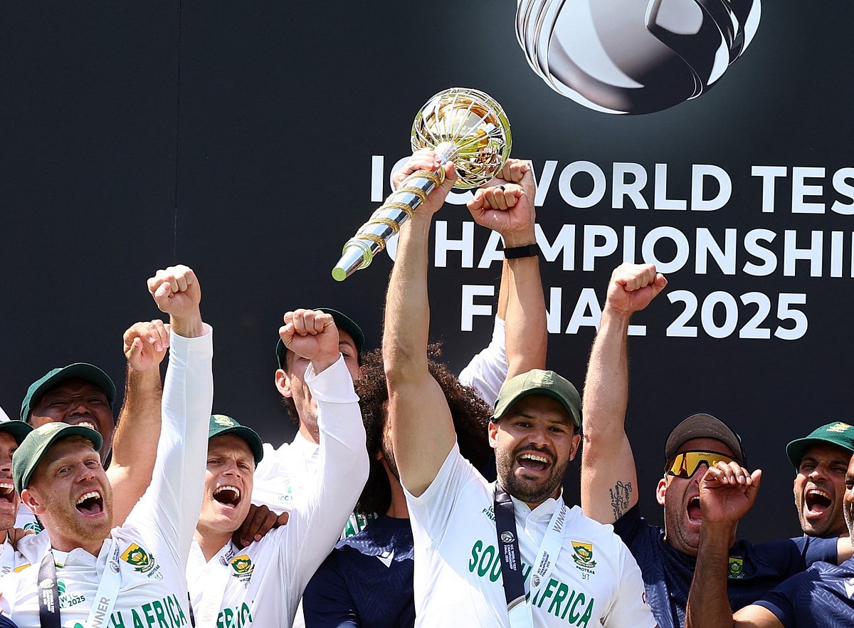 টেস্ট চ্যাম্পিয়নশিপের ট্রফি নিয়ে সতীর্থদের সঙ্গে এইডেন মার্করামের উচ্ছ্বাস