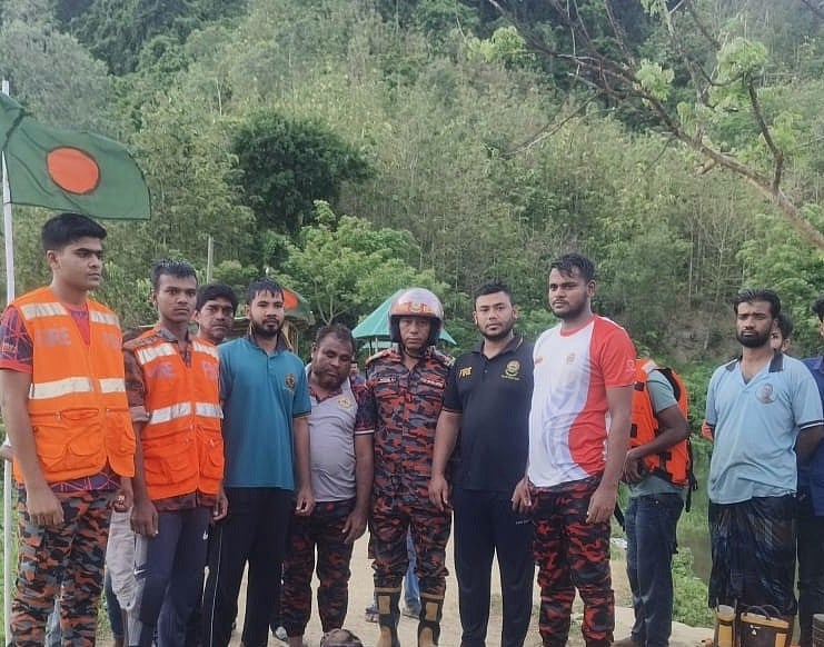 সীতাকুণ্ডের সহস্রধারা ঝরনা থেকে স্কুলছাত্রের লাশ উদ্ধার করেন ফায়ার সার্ভিসের উদ্ধার কর্মীরা। আজ বিকেলে তোলা
