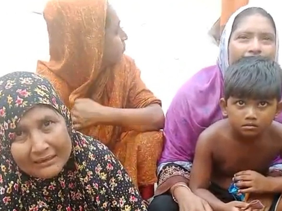 রাজশাহীর বাগমারার বৈদ্যুতিক ফাঁদে জড়ানো অবস্থায় আবদুল মমিনের লাশ উদ্ধারের খবরে স্বজনদের আহাজারি। আজ সকালে উপজেলার মোহনপুর গ্রামে